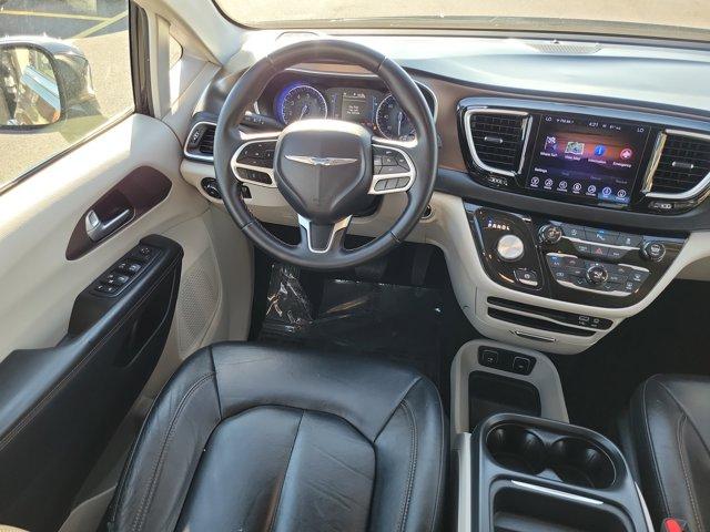 Photo of 2017 Brilliant Black Crystal Pearlcoat Chrysler Pacifica