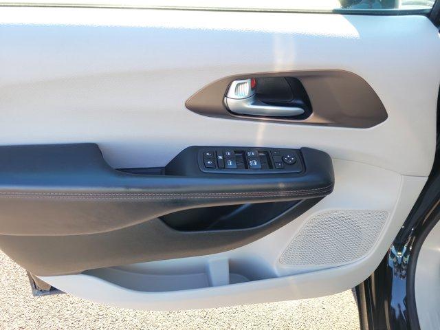 Photo of 2017 Brilliant Black Crystal Pearlcoat Chrysler Pacifica