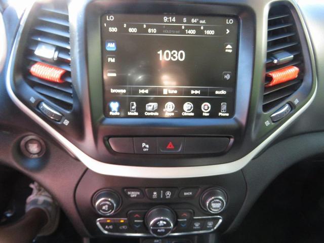 Photo of 2018 Diamond Black Crystal Pearlcoat Jeep Cherokee