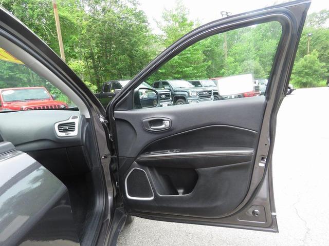 Photo of 2017 Granite Crystal Metallic Clearcoat Jeep New Compass