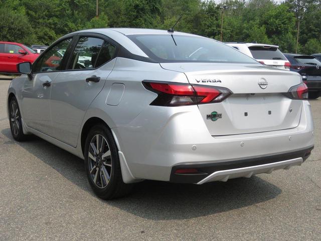 Photo of 2023 Brilliant Silver Metallic Nissan Versa