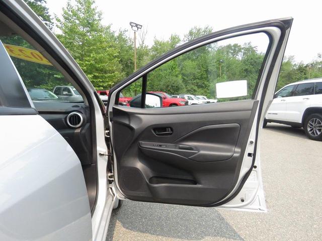 Photo of 2023 Brilliant Silver Metallic Nissan Versa