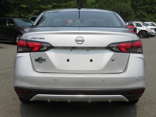Photo of 2023 Brilliant Silver Metallic Nissan Versa
