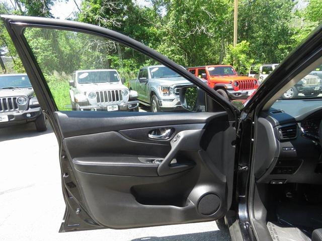 Photo of 2017 Magnetic Black Nissan Rogue