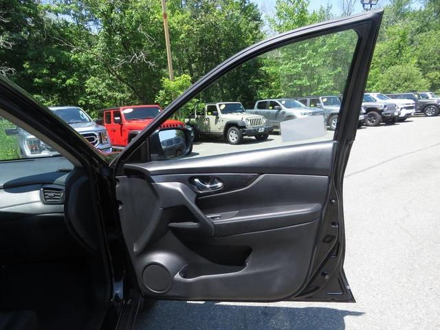 Photo of 2017 Magnetic Black Nissan Rogue