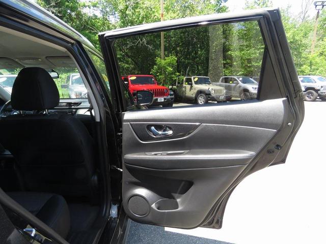 Photo of 2017 Magnetic Black Nissan Rogue