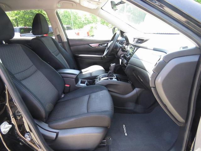 Photo of 2017 Magnetic Black Nissan Rogue