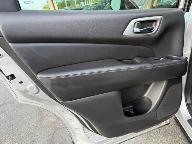 Photo of 2017 Silver Nissan Pathfinder