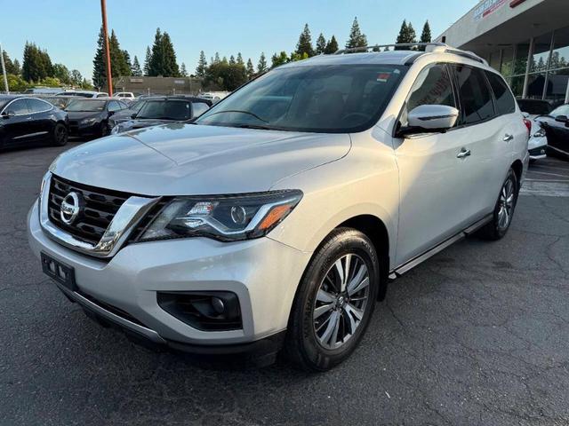 Photo of 2017 Silver Nissan Pathfinder