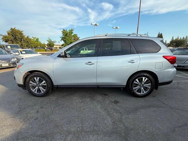 Photo of 2017 Silver Nissan Pathfinder