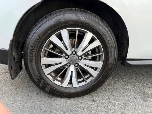 Photo of 2017 Silver Nissan Pathfinder