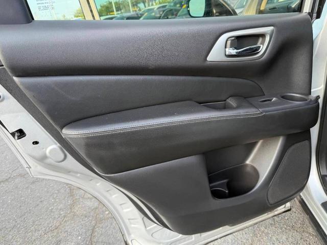 Photo of 2017 Silver Nissan Pathfinder