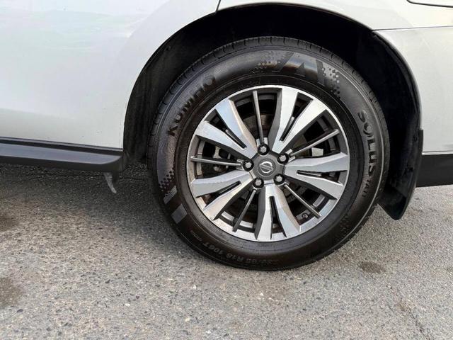 Photo of 2017 Silver Nissan Pathfinder