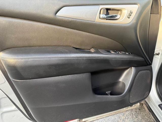 Photo of 2017 Silver Nissan Pathfinder