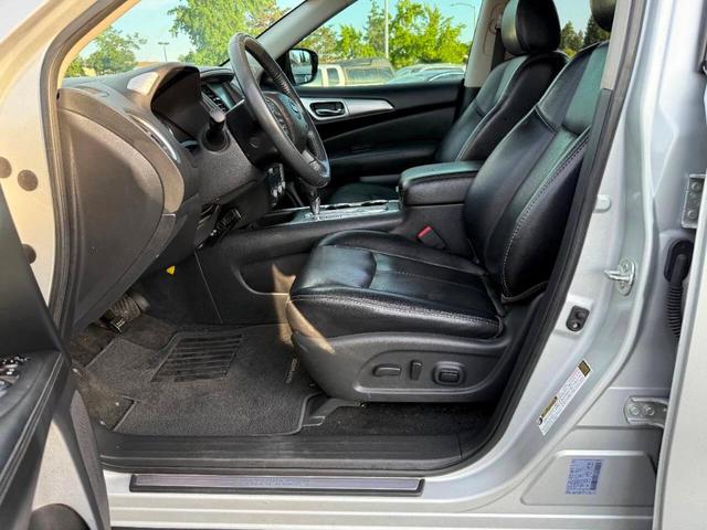 Photo of 2017 Silver Nissan Pathfinder