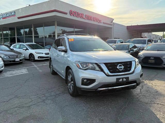 Photo of 2017 Silver Nissan Pathfinder