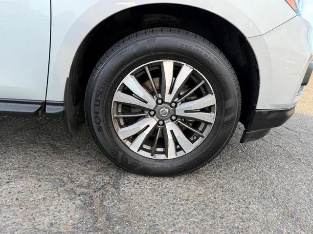 Photo of 2017 Silver Nissan Pathfinder