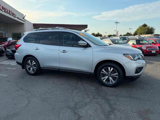 Photo of 2017 Silver Nissan Pathfinder