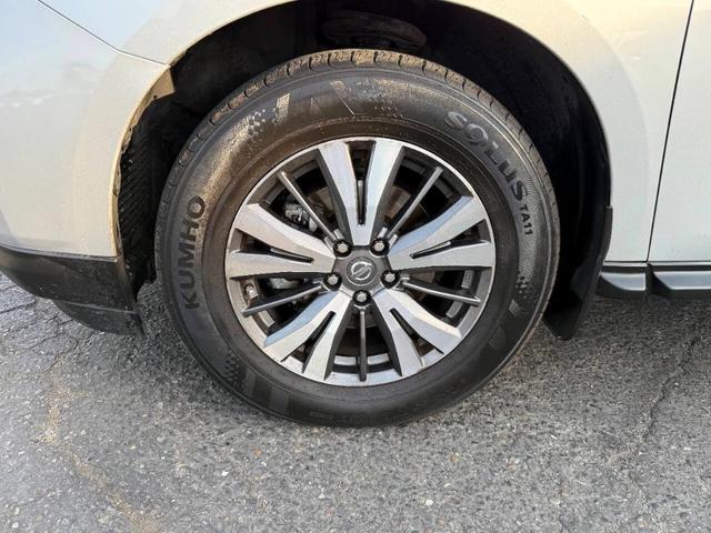 Photo of 2017 Silver Nissan Pathfinder