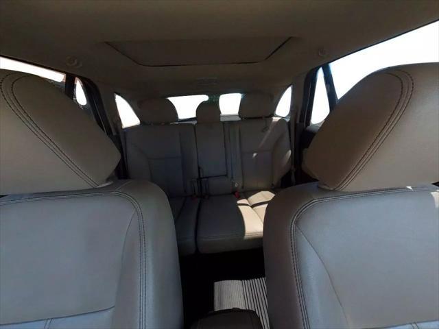 Photo of 2012 White Ford Edge