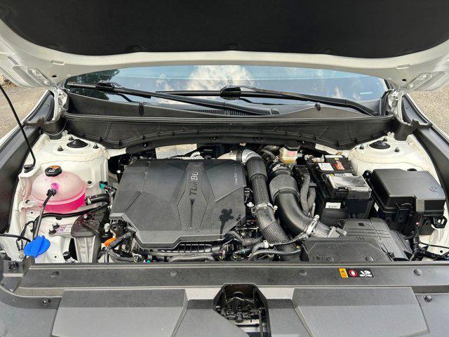 Photo of 2023 Atlas White Hyundai SANTA CRUZ