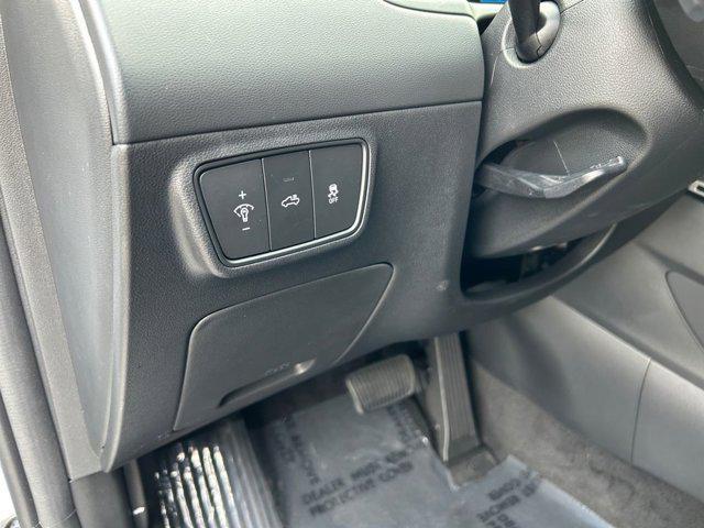 Photo of 2023 Atlas White Hyundai SANTA CRUZ