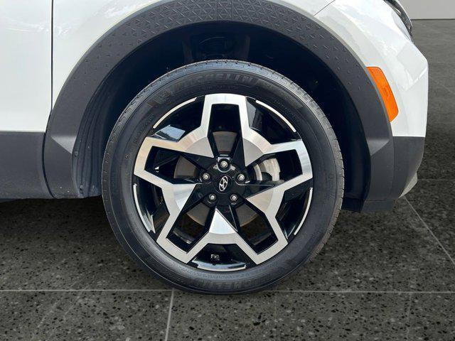 Photo of 2023 Atlas White Hyundai SANTA CRUZ