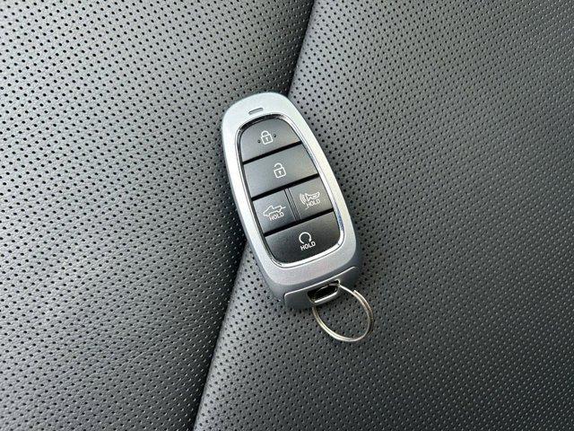Photo of 2023 Atlas White Hyundai SANTA CRUZ