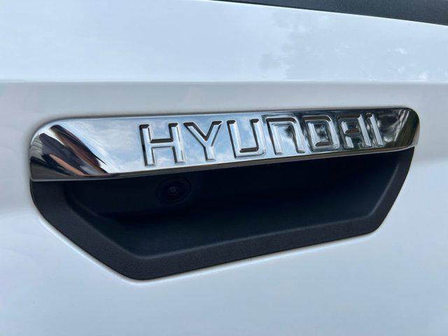 Photo of 2023 Atlas White Hyundai SANTA CRUZ