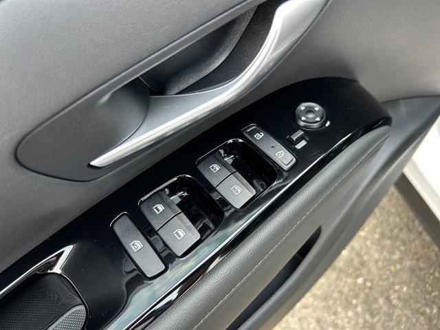 Photo of 2023 Atlas White Hyundai SANTA CRUZ