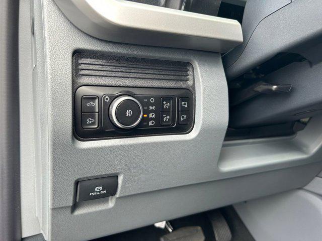 Photo of 2025 Oxford White Ford F-350