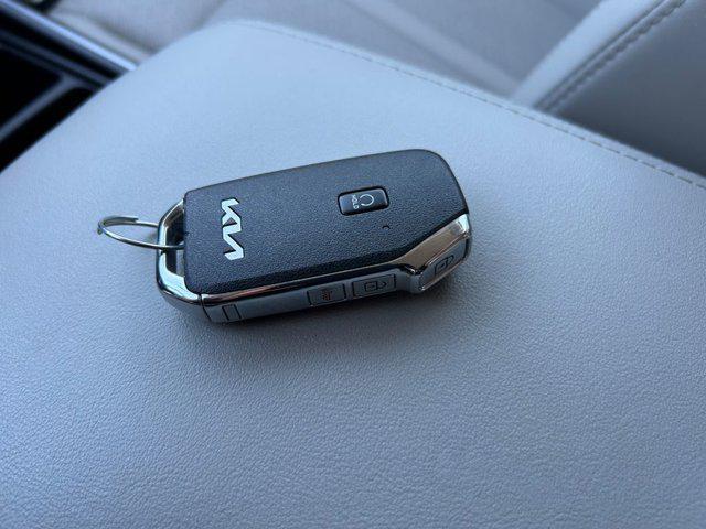 Photo of 2023 Glacial White Pearl Kia Sorento