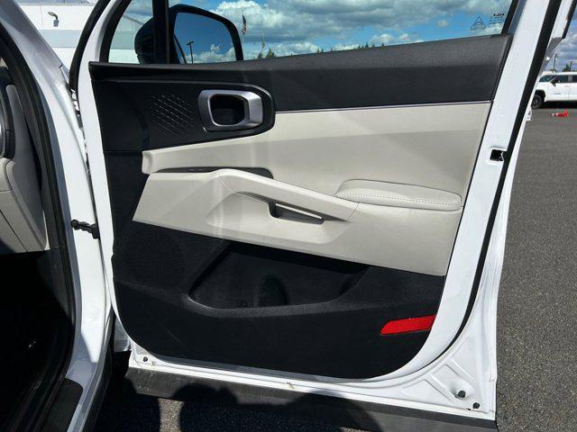 Photo of 2023 Glacial White Pearl Kia Sorento