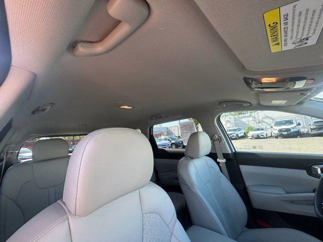 Photo of 2023 Glacial White Pearl Kia Sorento