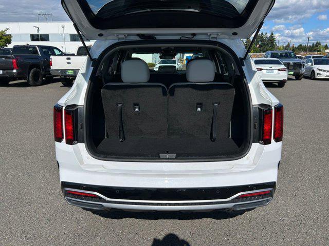 Photo of 2023 Glacial White Pearl Kia Sorento