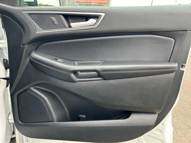 Photo of 2024 White Metallic Ford Edge