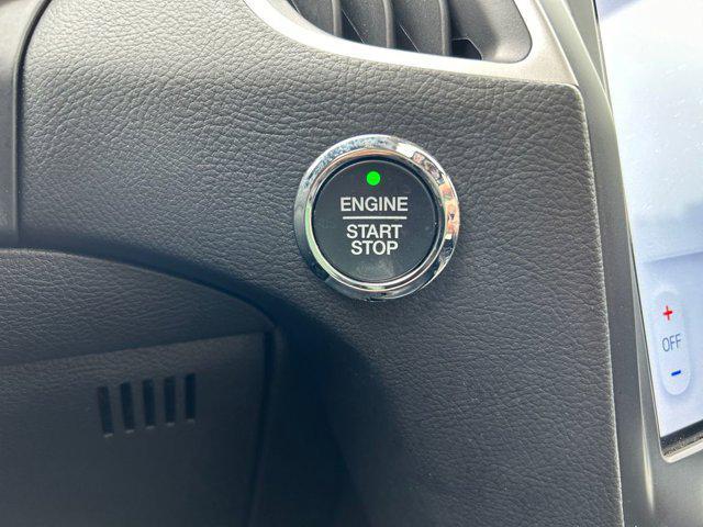 Photo of 2024 White Metallic Ford Edge