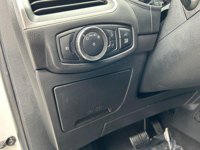 Photo of 2024 White Metallic Ford Edge