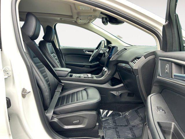 Photo of 2024 White Metallic Ford Edge