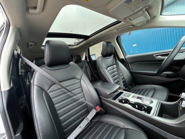 Photo of 2024 White Metallic Ford Edge