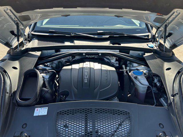 Photo of 2017 Rhodium Silver Metallic Porsche Macan