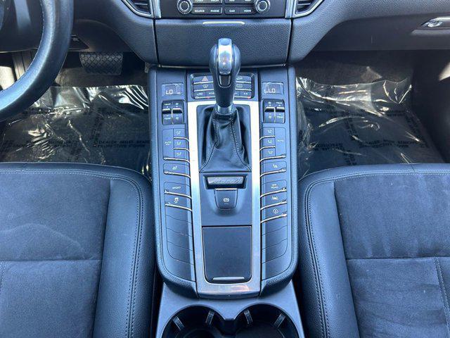 Photo of 2017 Rhodium Silver Metallic Porsche Macan