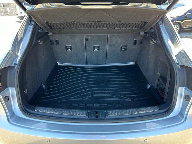 Photo of 2017 Rhodium Silver Metallic Porsche Macan