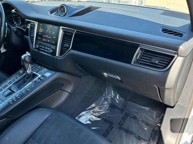 Photo of 2017 Rhodium Silver Metallic Porsche Macan