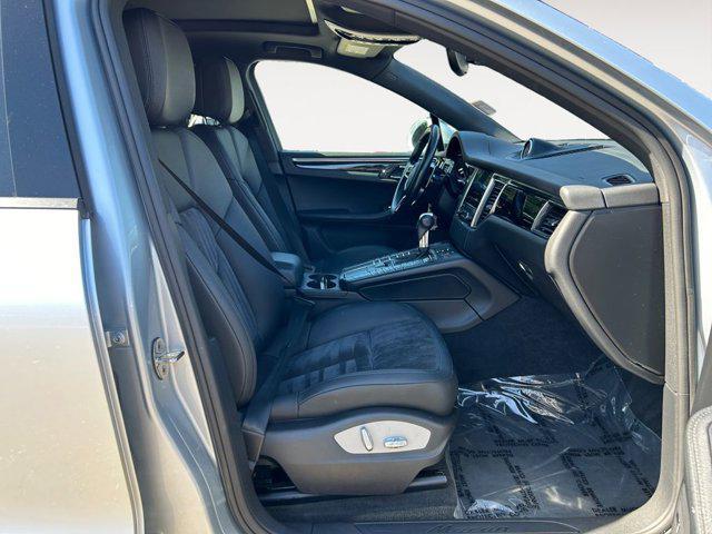 Photo of 2017 Rhodium Silver Metallic Porsche Macan
