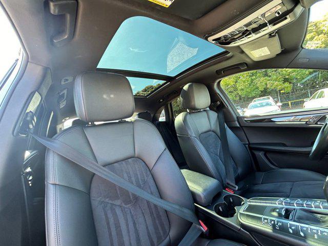 Photo of 2017 Rhodium Silver Metallic Porsche Macan