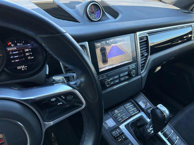Photo of 2017 Rhodium Silver Metallic Porsche Macan