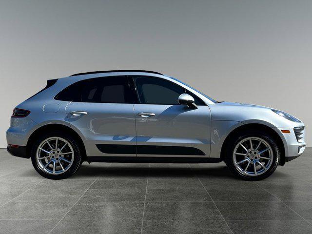 Photo of 2017 Rhodium Silver Metallic Porsche Macan