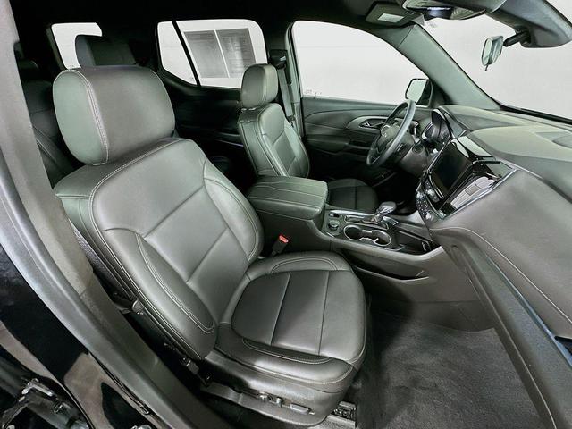 Photo of 2023 Mosaic Black Metallic Chevrolet Traverse