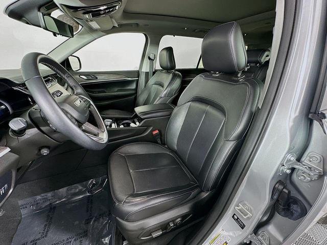 Photo of 2022 Silver Zynith Jeep Grand Cherokee L